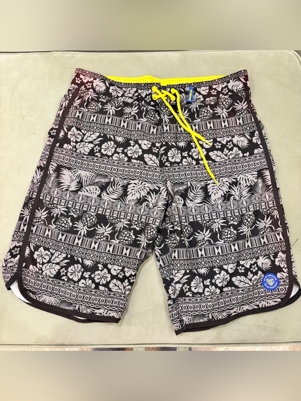 Men’s Large Banana Boat swim trunks/ board shorts with upf 50+ protection